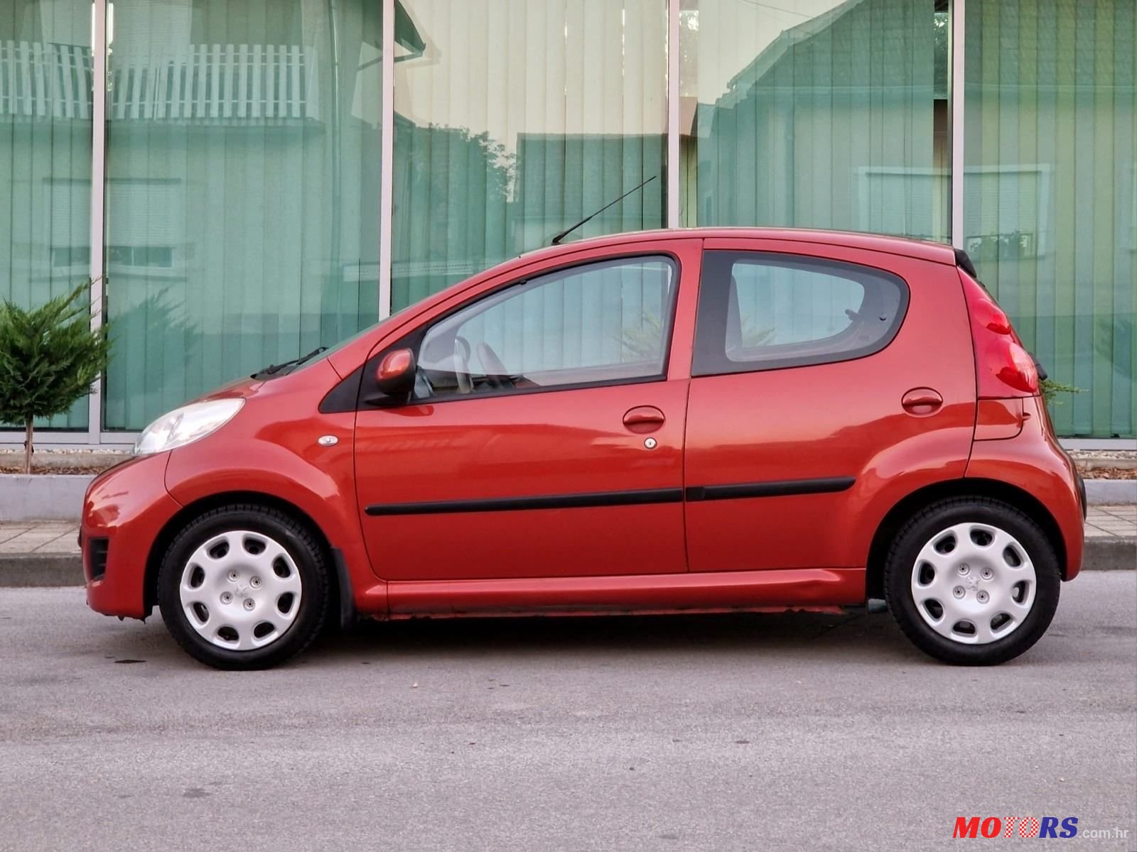 2009' Peugeot 107 1,0 photo #2