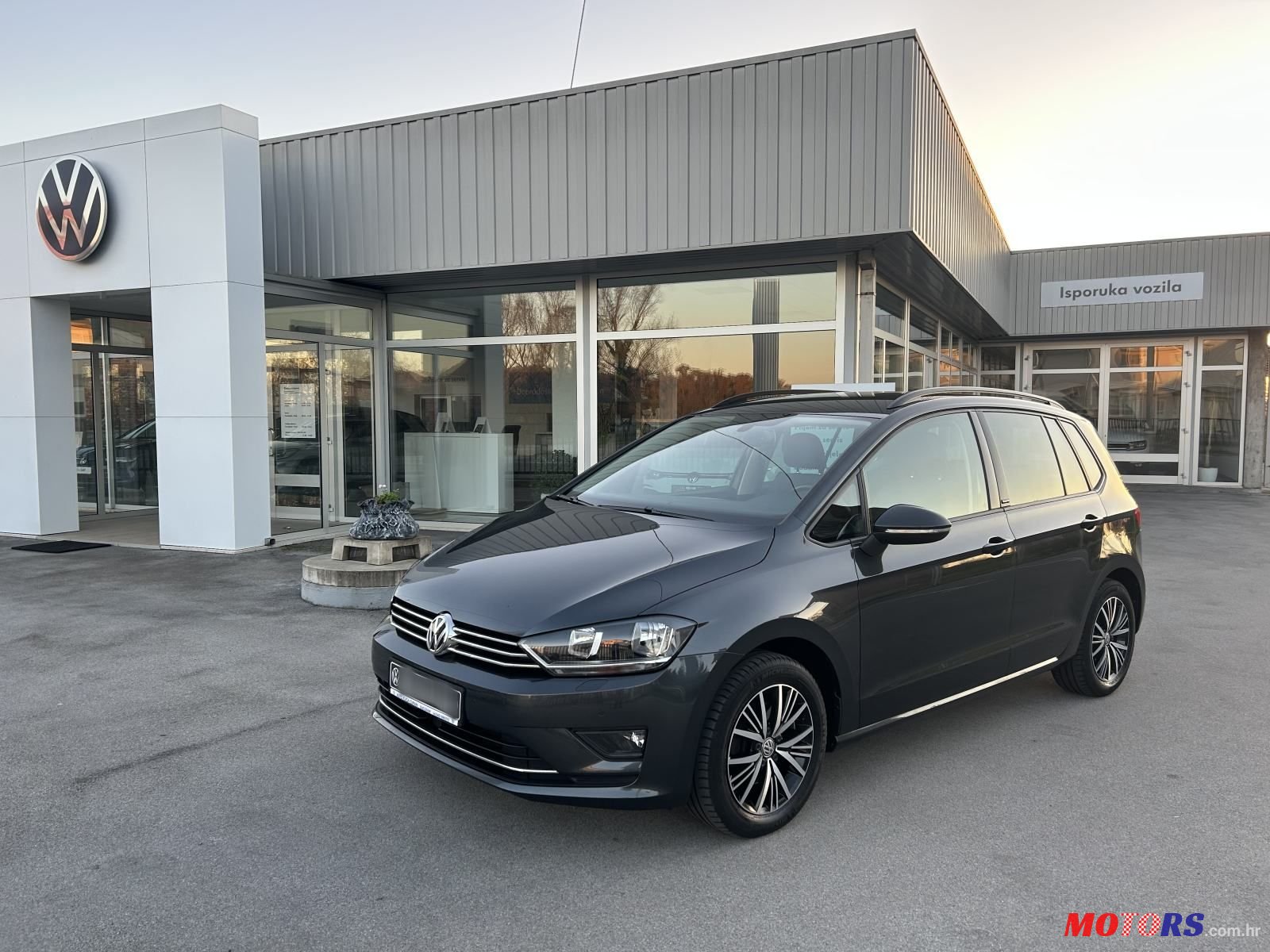 2016' Volkswagen Golf Sportsvan photo #1