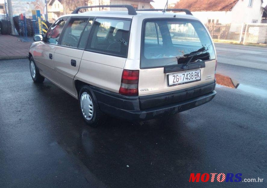 2001' Opel Astra Karavan photo #2