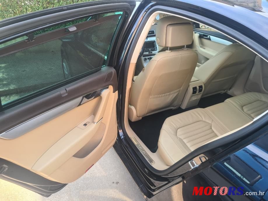 2013' Volkswagen Passat photo #6