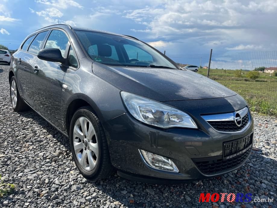 2012' Opel Astra Karavan photo #2