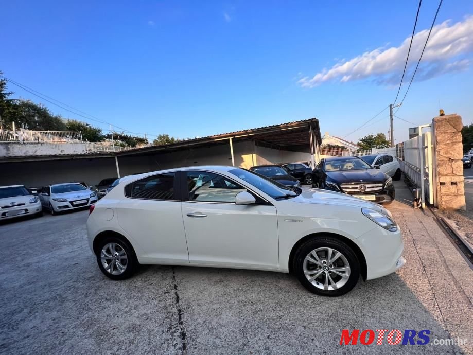 2012' Alfa Romeo Giulietta photo #5