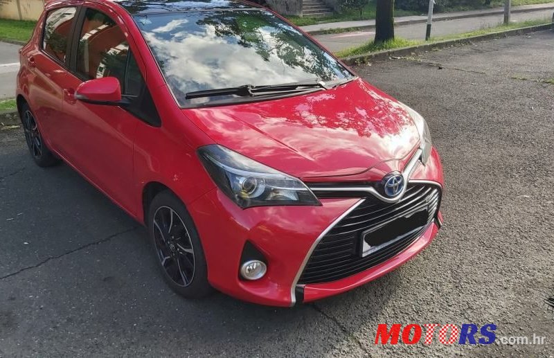 2015' Toyota Yaris Hybrid photo #3