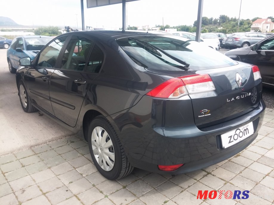2010' Renault Laguna photo #2