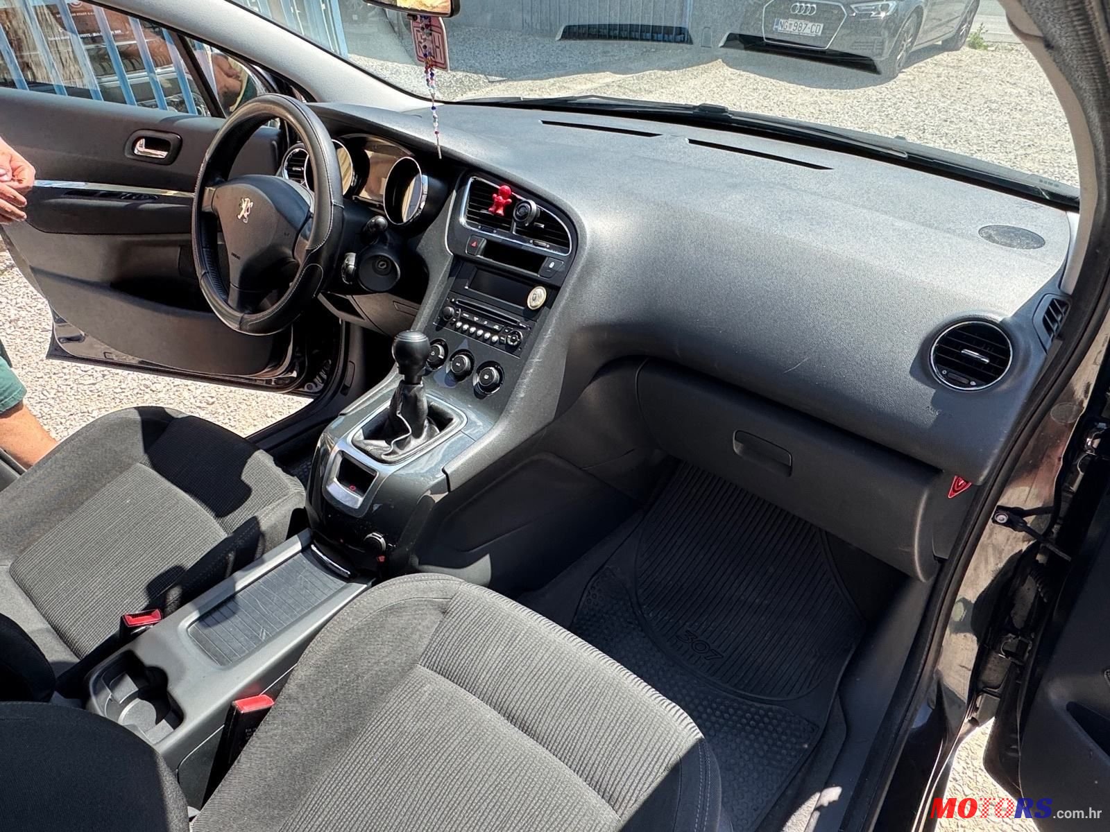 2011' Peugeot 5008 1,6 Vti photo #2