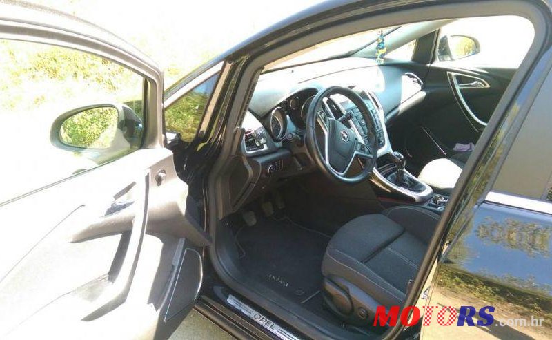 2011' Opel Astra 1,4 Turbo Sport photo #1