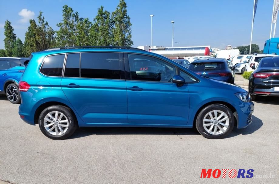 2017' Volkswagen Touran photo #5