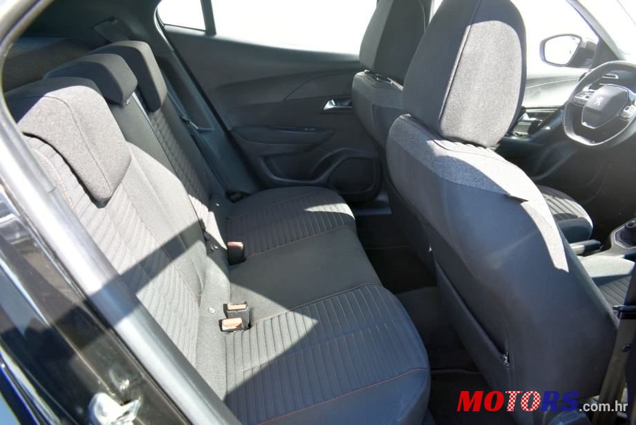 2021' Peugeot 2008 photo #6