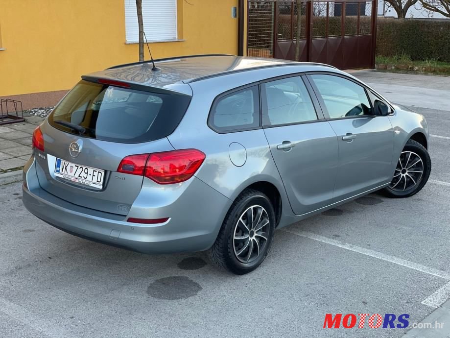 2011' Opel Astra Karavan photo #6