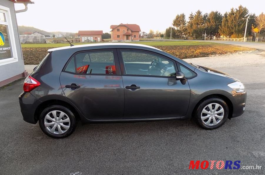 2011' Toyota Auris 1.33 photo #1