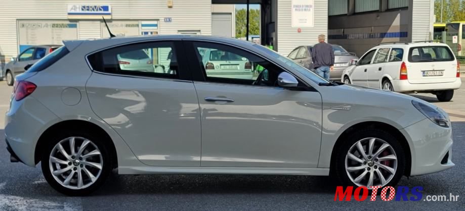 2011' Alfa Romeo Giulietta 2,0 photo #5