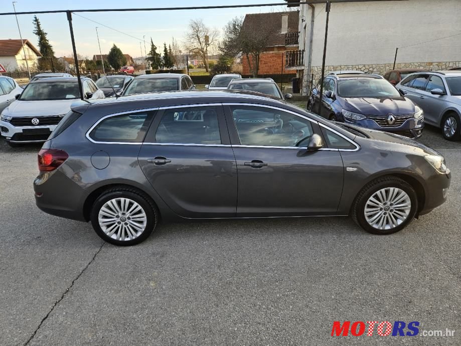 2011' Opel Astra Karavan photo #3