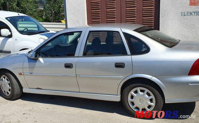 2000' Opel Vectra 1,6 I 16V photo #1