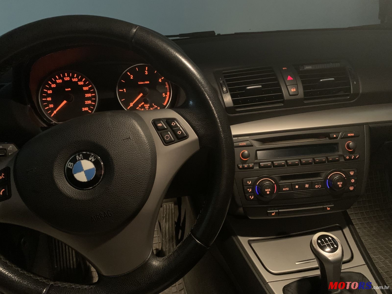 2007' BMW 1 Series 118 d photo #4