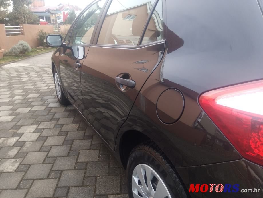 2012' Toyota Auris photo #6