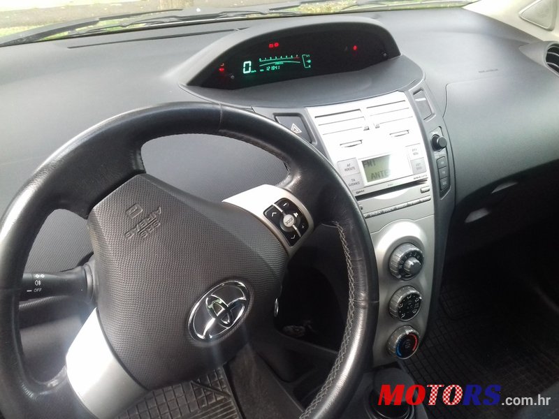 2006' Toyota Yaris 1.3 Vt-i photo #4