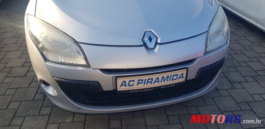 2010' Renault Megane Grandtour photo #1