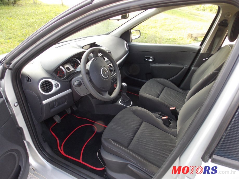 2011' Renault Clio photo #3
