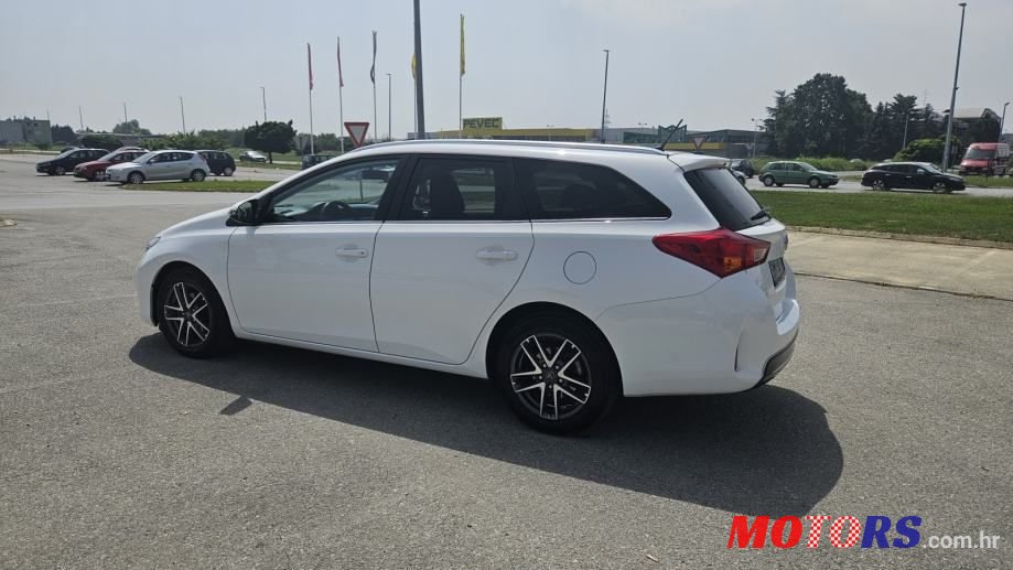 2015' Toyota Auris Karavan photo #4