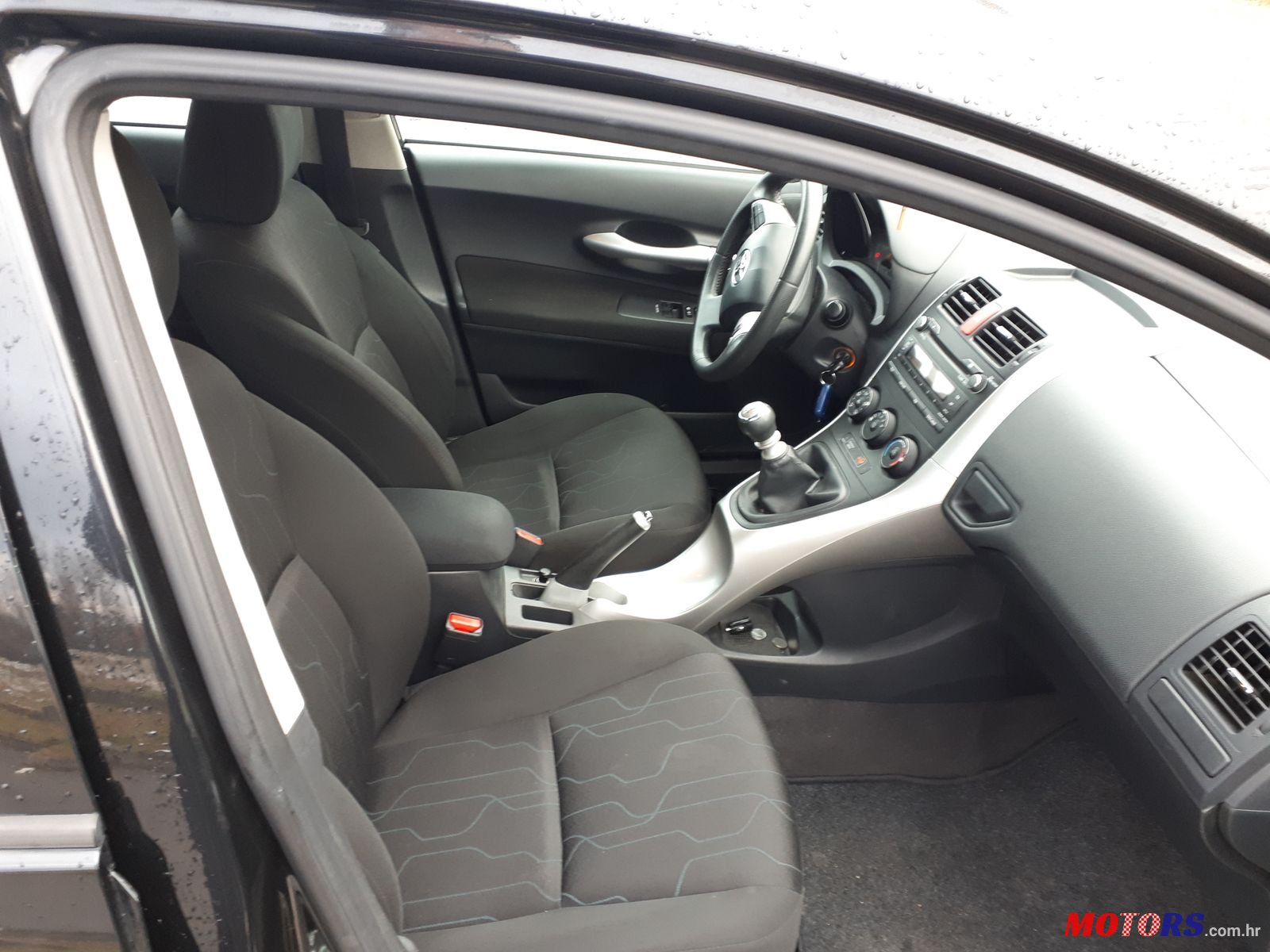 2012' Toyota Auris photo #3