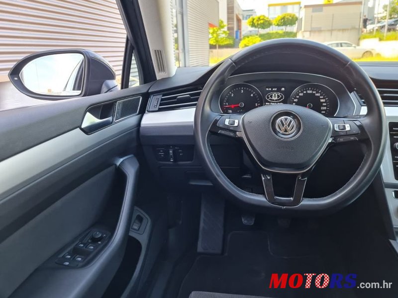 2018' Volkswagen Passat Variant photo #5