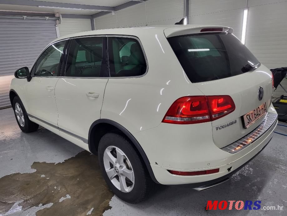 2011' Volkswagen Touareg photo #2