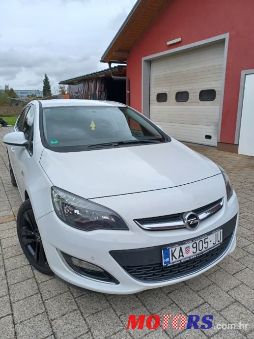2012' Opel Astra photo #3