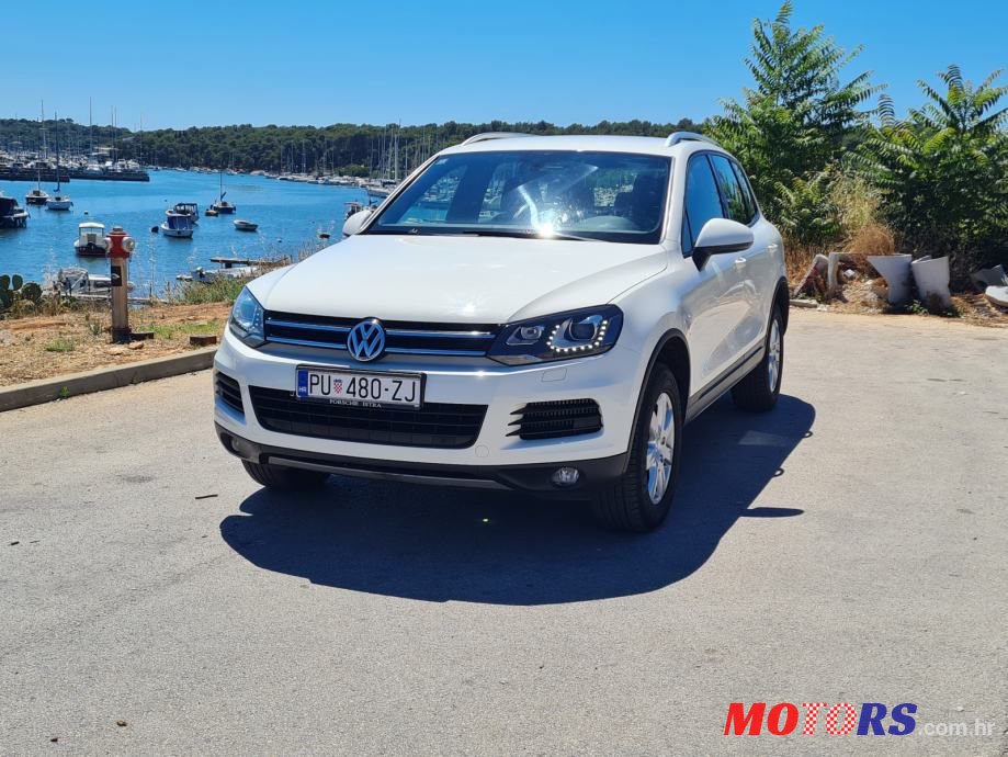 2011' Volkswagen Touareg photo #2