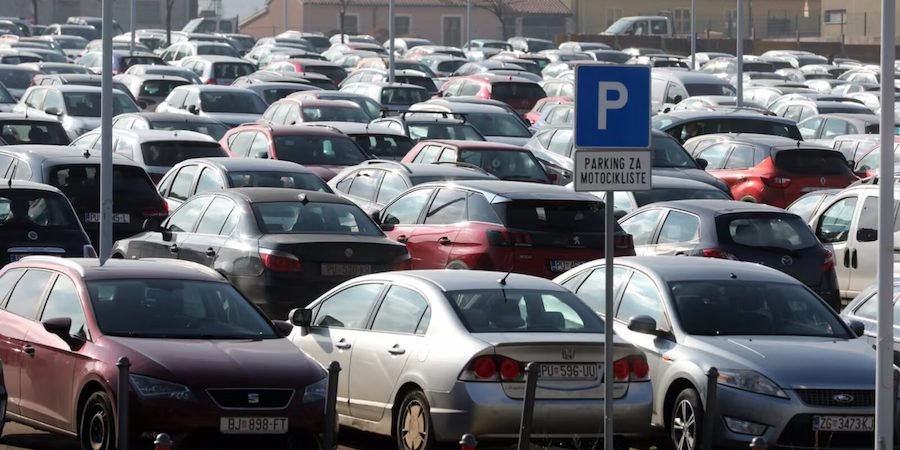 Zbog uvođenja naplate parkinga, ogorčeni zaposlenici bolnice pokrenuli peticiju: “Nije fer”