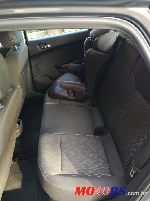 2013' Opel Astra J photo #6