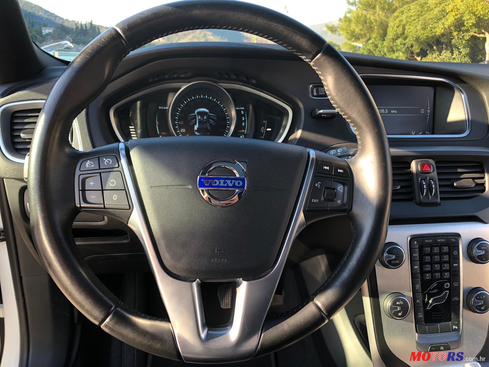 2014' Volvo V40 Cross Country photo #7