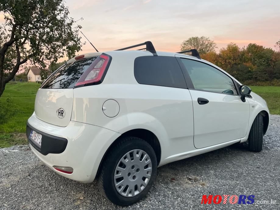 2011' Fiat Punto Evo photo #4
