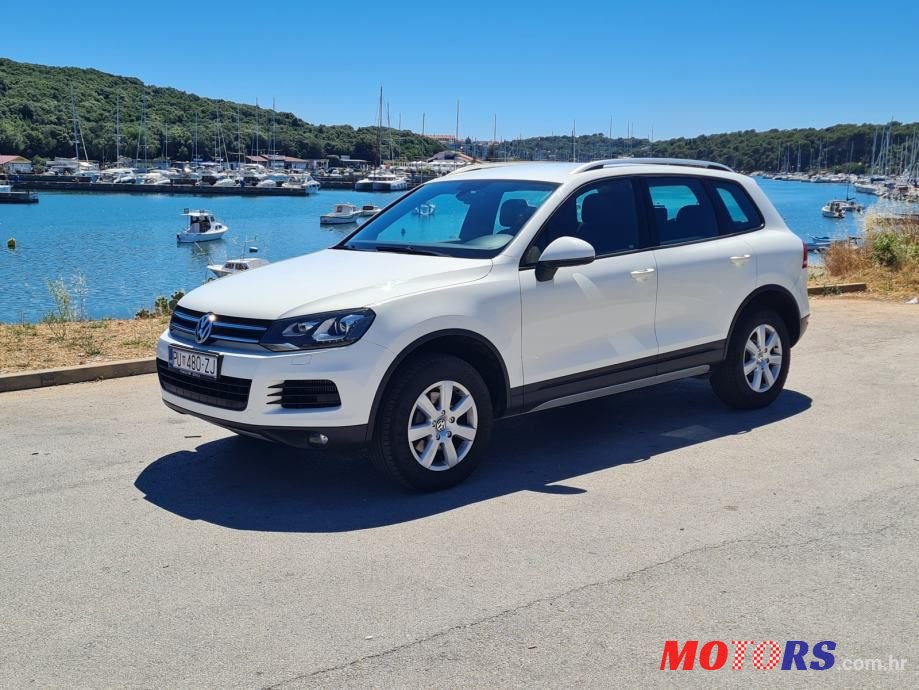 2011' Volkswagen Touareg photo #1