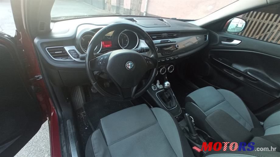 2011' Alfa Romeo Giulietta photo #6