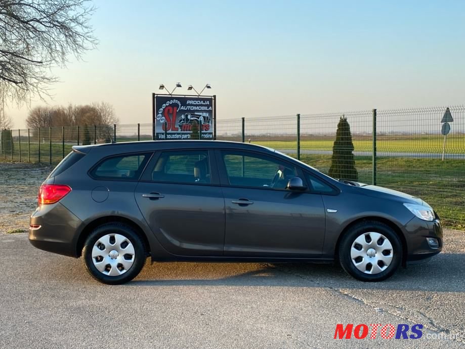 2011' Opel Astra Karavan photo #6