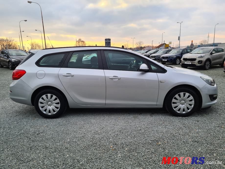 2013' Opel Astra Karavan photo #4