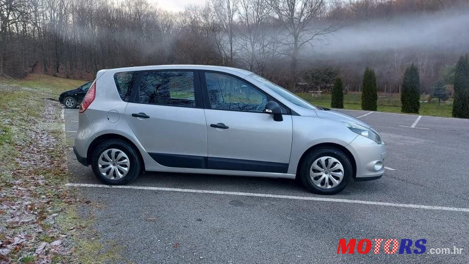 2010' Renault Scenic 1,5 Dci photo #3