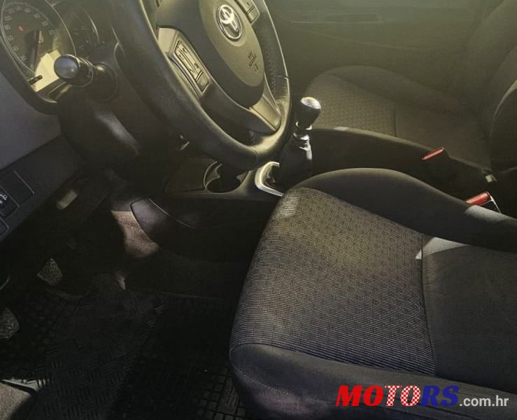 2015' Toyota Yaris 1,3 3 Vvt-I Sol photo #4