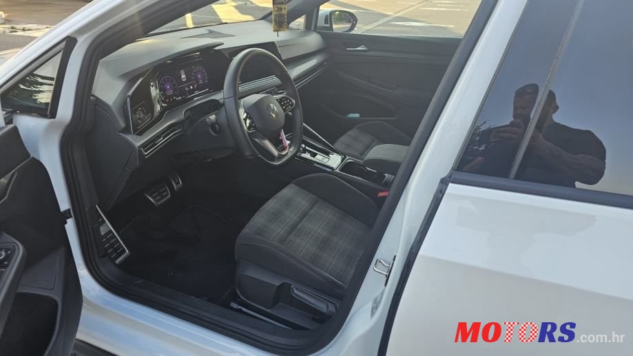 2022' Volkswagen Golf VIII photo #6