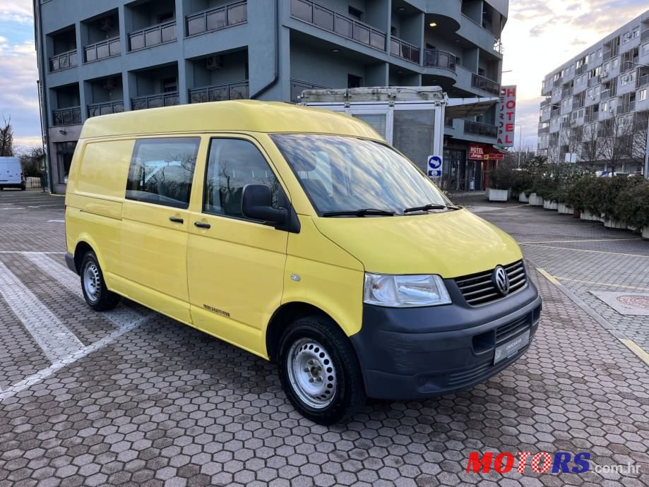 2008' Volkswagen Transporter Kombi photo #1