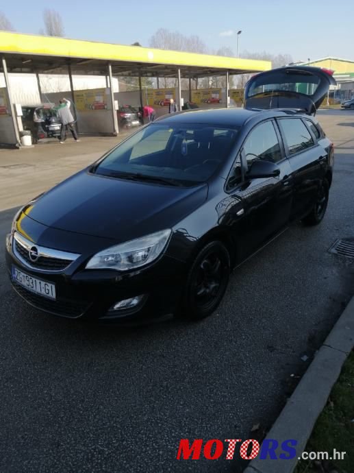 2011' Opel Astra Karavan photo #2