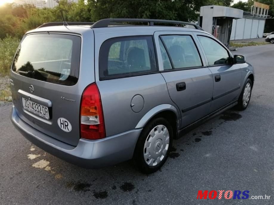 2008' Opel Astra Karavan photo #4