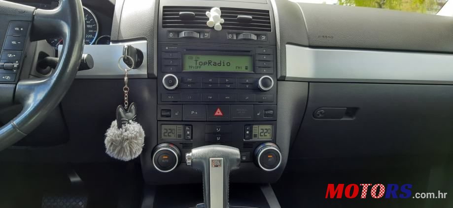 2007' Volkswagen Touareg photo #5