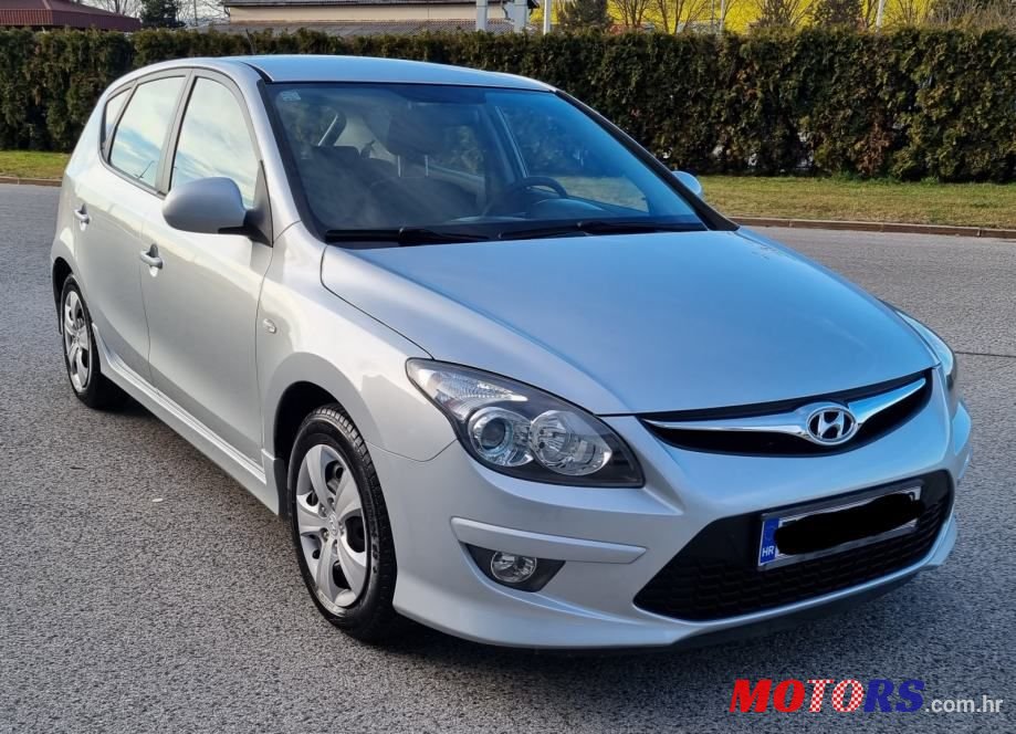 2011' Hyundai i30 1,4 16V photo #2