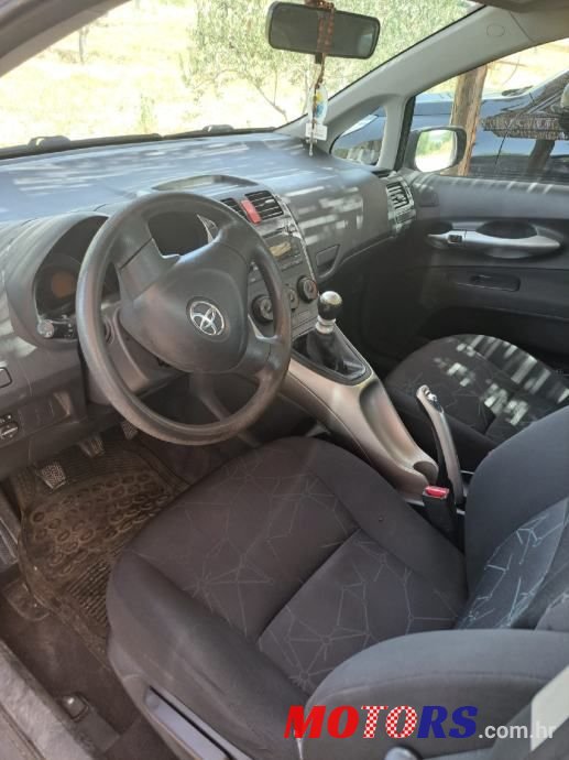 2009' Toyota Auris photo #3