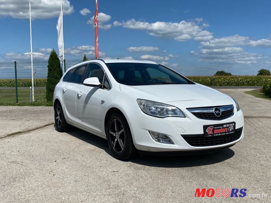 2011' Opel Astra Karavan photo #3