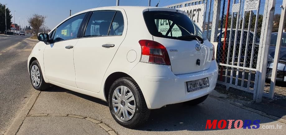 2011' Toyota Yaris photo #3