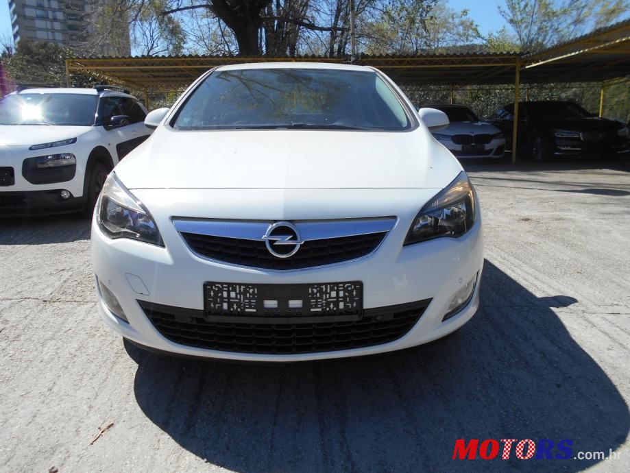 2012' Opel Astra Sport photo #2