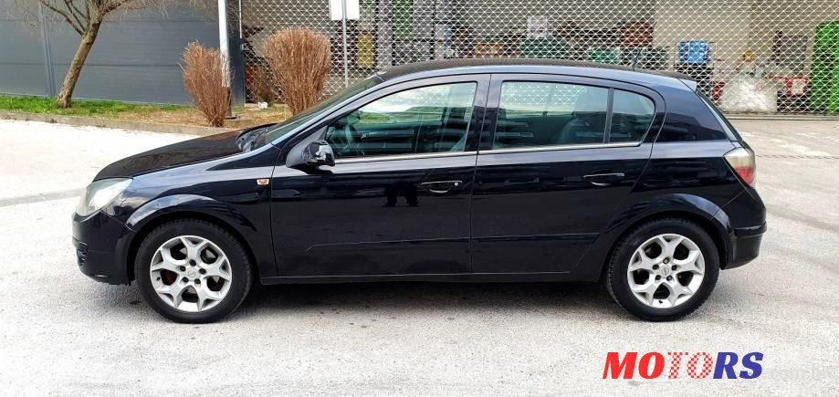 2005' Opel Astra Sport photo #4