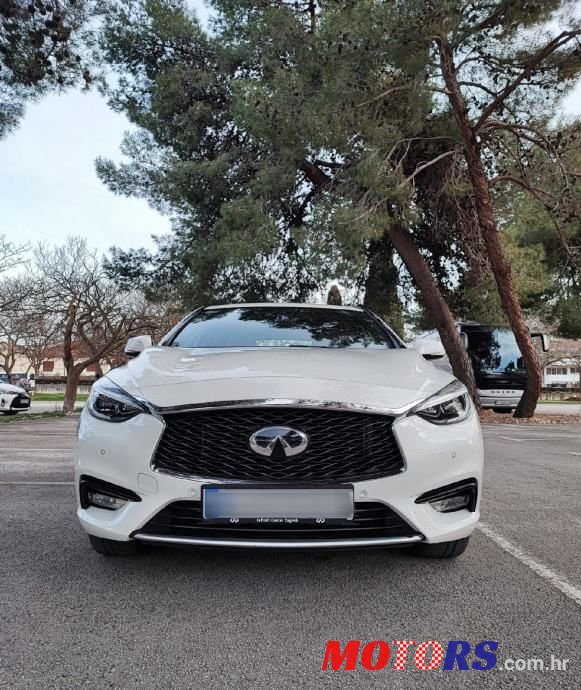 2017' Infiniti Q30 photo #2